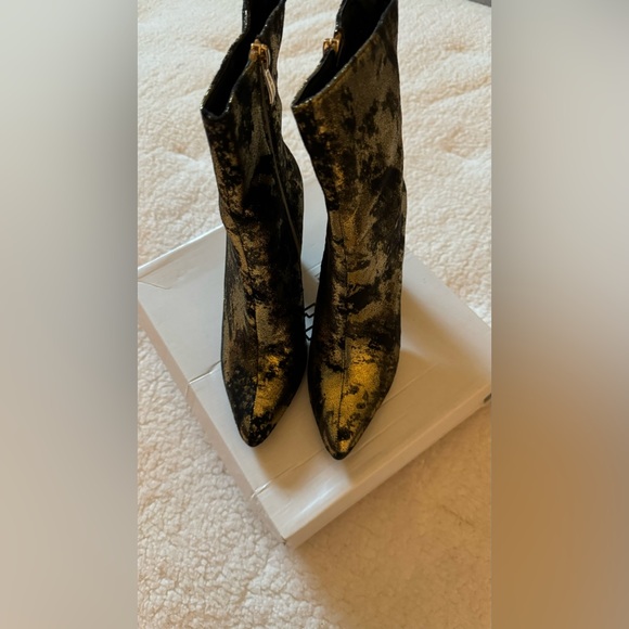 Cape Robbin Splattered Gold and Black Boot. Size 9. Color Black and Gold. - Picture 2 of 7